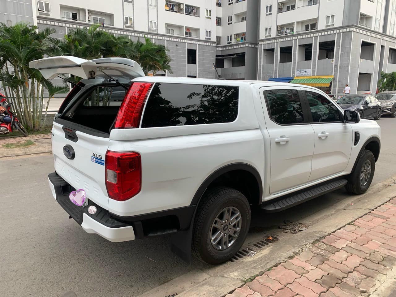 Nắp thùng bán tải NISSAN NAVARA, nắp THÙNG cao kính NAVARA, mẫu có đèn