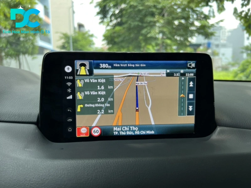 Màn hình ô tô chạy Google Maps